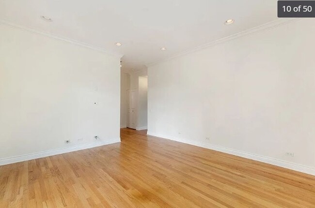 2555 N Clark St in Chicago, IL - Foto de edificio - Building Photo