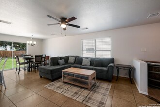 2827 Worbler Pass in San Antonio, TX - Foto de edificio - Building Photo