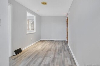 571 Wolcott St in Waterbury, CT - Building Photo - Building Photo