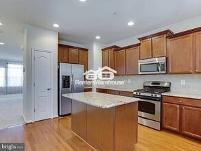 7427 Macon Dr in Glen Burnie, MD - Foto de edificio - Building Photo