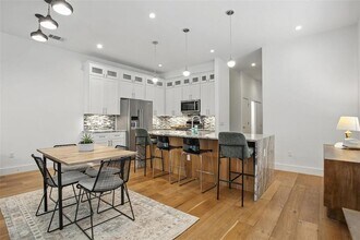 5402 Woodrow Ave in Austin, TX - Building Photo - Building Photo