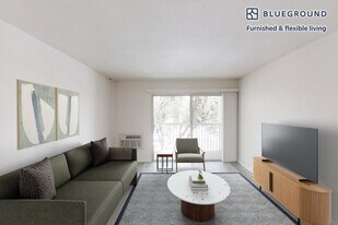 555 W Middlefield Rd in Mountain View, CA - Building Photo