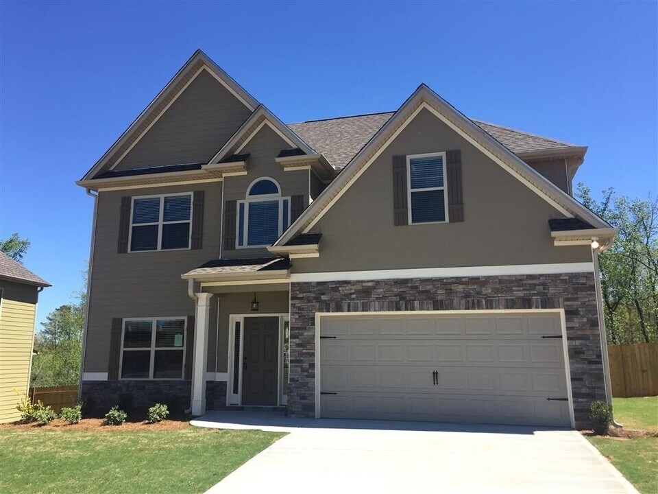 105 Village Park Dr in Newnan, GA - Building Photo