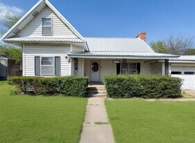 411 E Avenue G in Midlothian, TX - Building Photo