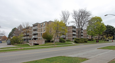 Garden Courts Apartments in Toronto, ON - Building Photo - Building Photo