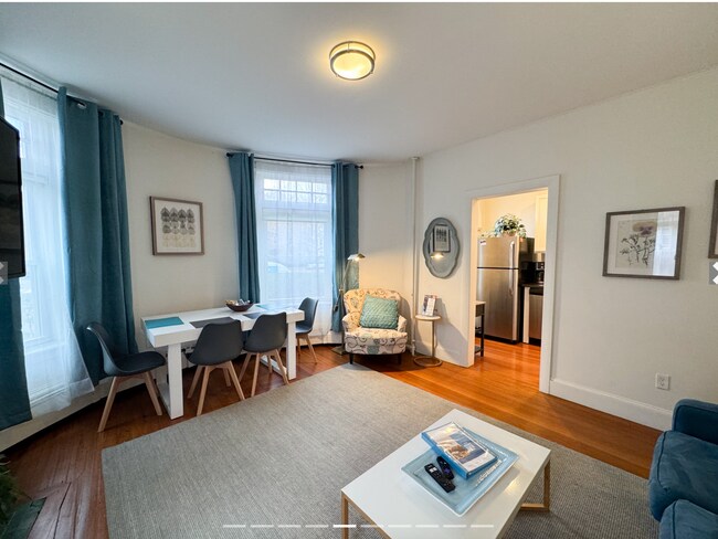 1855 Beacon St, Unit 3 in Brookline, MA - Foto de edificio - Building Photo