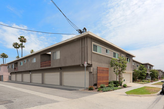 Villas at Lakewood in Lakewood, CA - Building Photo - Building Photo