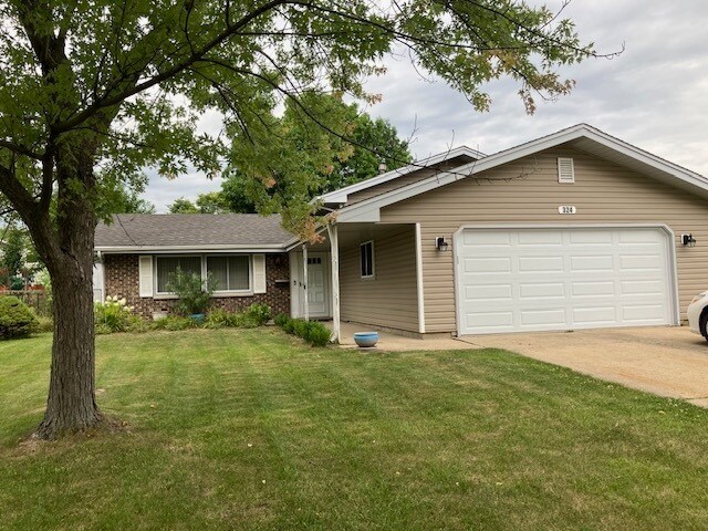 324 W Weathersfield Way in Schaumburg, IL - Building Photo