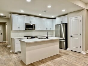 565 S 28th St, Unit B in Nederland, TX - Building Photo - Building Photo