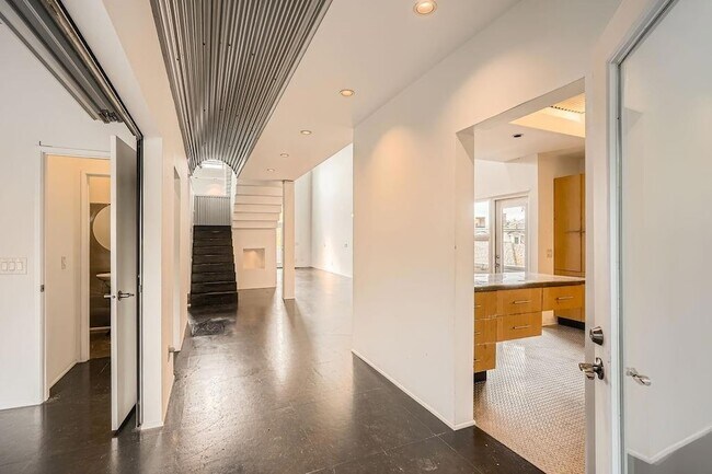 1024 Hemphill Ave NW, Unit L-B The Meadow Court in Atlanta, GA - Building Photo - Building Photo