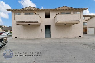 7872 Holt Dr. in Huntington Beach, CA - Foto de edificio - Building Photo