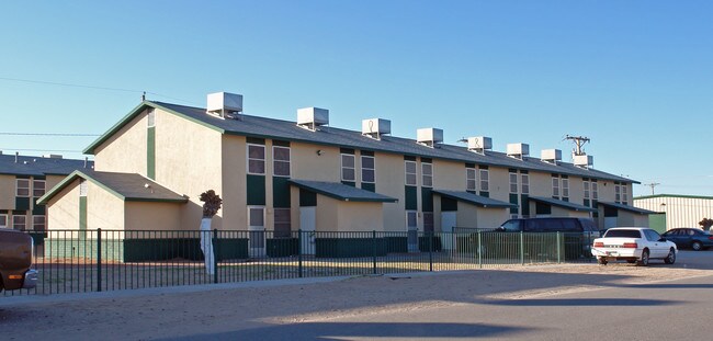 908 NE Mike Maros in Clint, TX - Foto de edificio - Building Photo