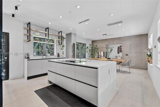 725 W 49th St in Miami Beach, FL - Building Photo - Building Photo