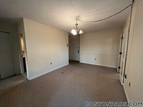 385 Massachusetts Ave, Unit 30 in Arlington, MA - Foto de edificio - Building Photo