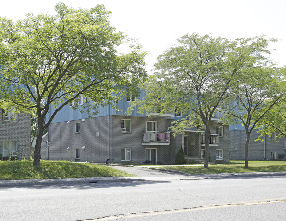 18174 de Pierrefonds in Montréal, QC - Building Photo