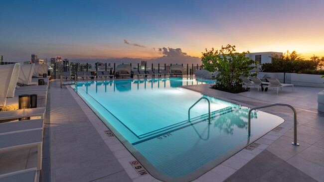 Miami World Tower in Miami, FL - Foto de edificio - Building Photo