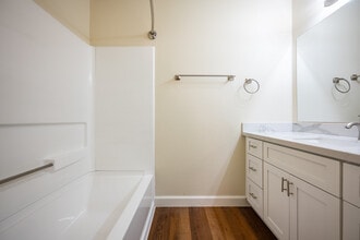 Mission Village Apartments in Santa Rosa, CA - Foto de edificio - Interior Photo
