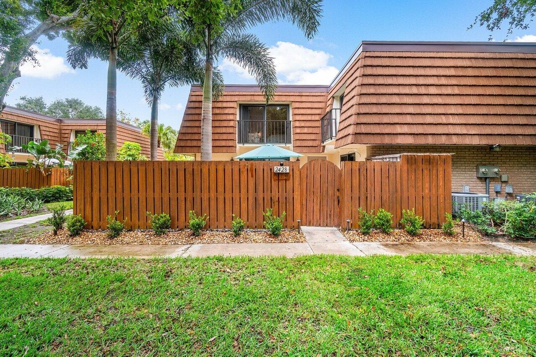 2428 24th Ct in Jupiter, FL - Building Photo