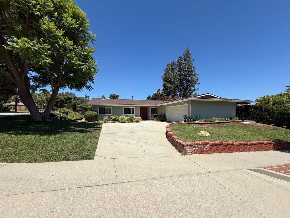 22357 Liberty Bell Rd in Calabasas, CA - Foto de edificio