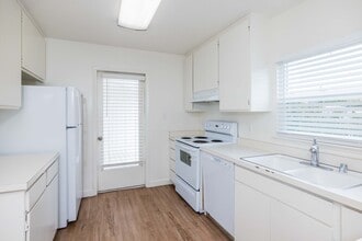 230 Queens Way - 55+ Community in Pittsburg, CA - Building Photo - Interior Photo