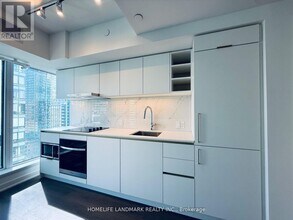 8 Wellesley St W in Toronto, ON - Building Photo - Building Photo