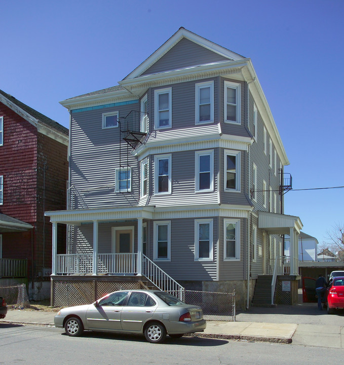 487 E Main St in Fall River, MA - Building Photo