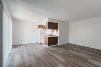 Park Villa Apartments in Bakersfield, CA - Building Photo - Building Photo
