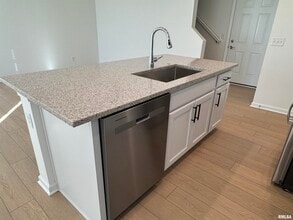 5894 Butterfield Ct in Bettendorf, IA - Building Photo - Building Photo