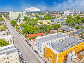 1051 NW 2nd St in Miami, FL - Foto de edificio - Building Photo