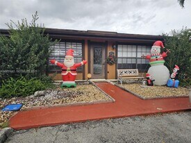 10371 Jasmine Ct in Pembroke Pines, FL - Building Photo