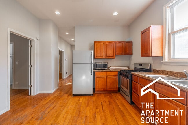 2416 N Maplewood Ave, Unit 1