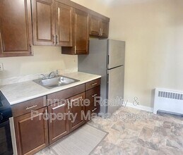 910 E Sharpnack St in Philadelphia, PA - Building Photo - Building Photo