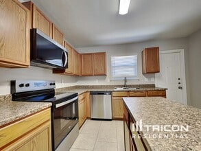 8147 Steep Valley in Converse, TX - Foto de edificio - Building Photo