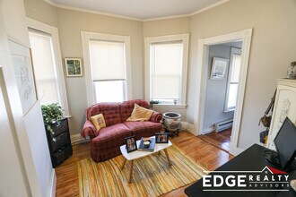 73 Bigelow St, Unit 2 in Boston, MA - Foto de edificio - Building Photo