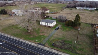 471 Cheyne Rd in Zillah, WA - Building Photo