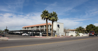 Hacienda Royal in Phoenix, AZ - Foto de edificio - Building Photo