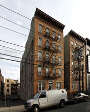 717-719 Clinton St in Hoboken, NJ - Foto de edificio - Building Photo