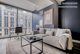 210 N Wells St in Chicago, IL - Building Photo