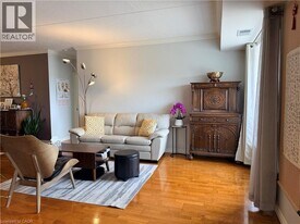 405 Erb St. W in Waterloo, ON - Building Photo