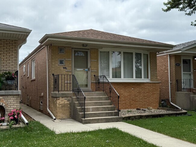 7807 S Laramie Ave in Burbank, IL - Building Photo - Building Photo