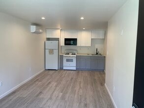 7136 Forest Hills Rd in Canoga Park, CA - Building Photo - Building Photo