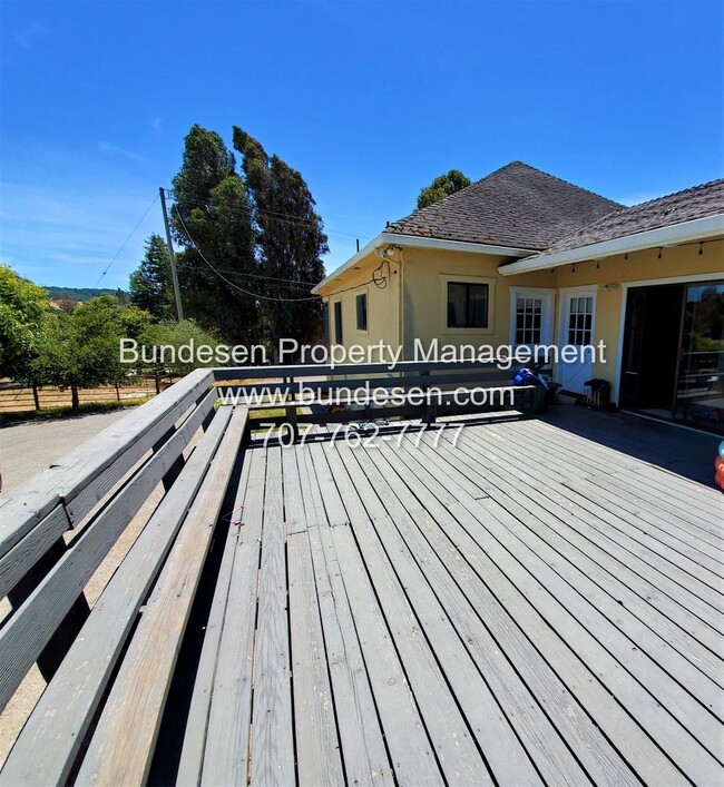 906 Lohrman Ln in Petaluma, CA - Building Photo - Building Photo