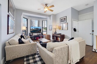 165 W North Ave in Chicago, IL - Building Photo - Building Photo