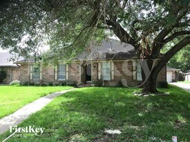5131 Whittier Oaks Dr in Friendswood, TX - Building Photo