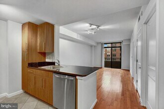 1021 N Garfield St in Arlington, VA - Foto de edificio - Building Photo