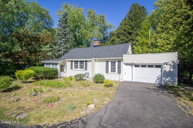 183 Old Niskayuna Rd in Latham, NY - Foto de edificio - Building Photo