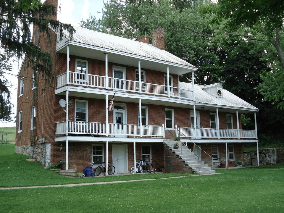 1167 Falling Spring Rd in Chambersburg, PA - Building Photo