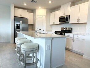 9077 Tequila Sunrise Dr in Sarasota, FL - Building Photo - Building Photo