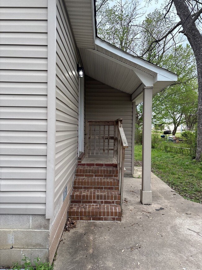 407 S Washington Ave in Brownsville, TN - Building Photo - Building Photo