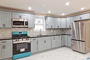 40 Elizabeth St, Unit 2 in Waterbury, CT - Building Photo